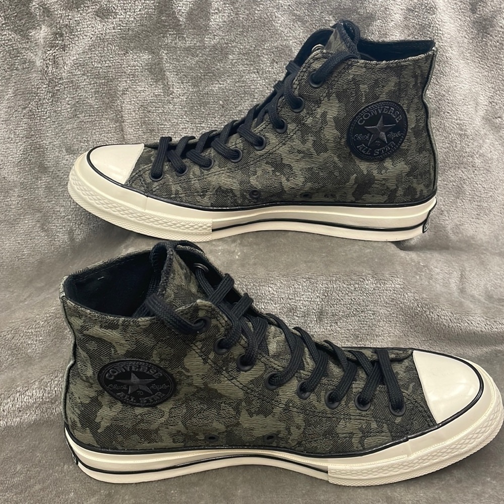 NWOT Converse Chuck Taylor Hi Tops Men’s Size 9 Women’s size 11. Green and black